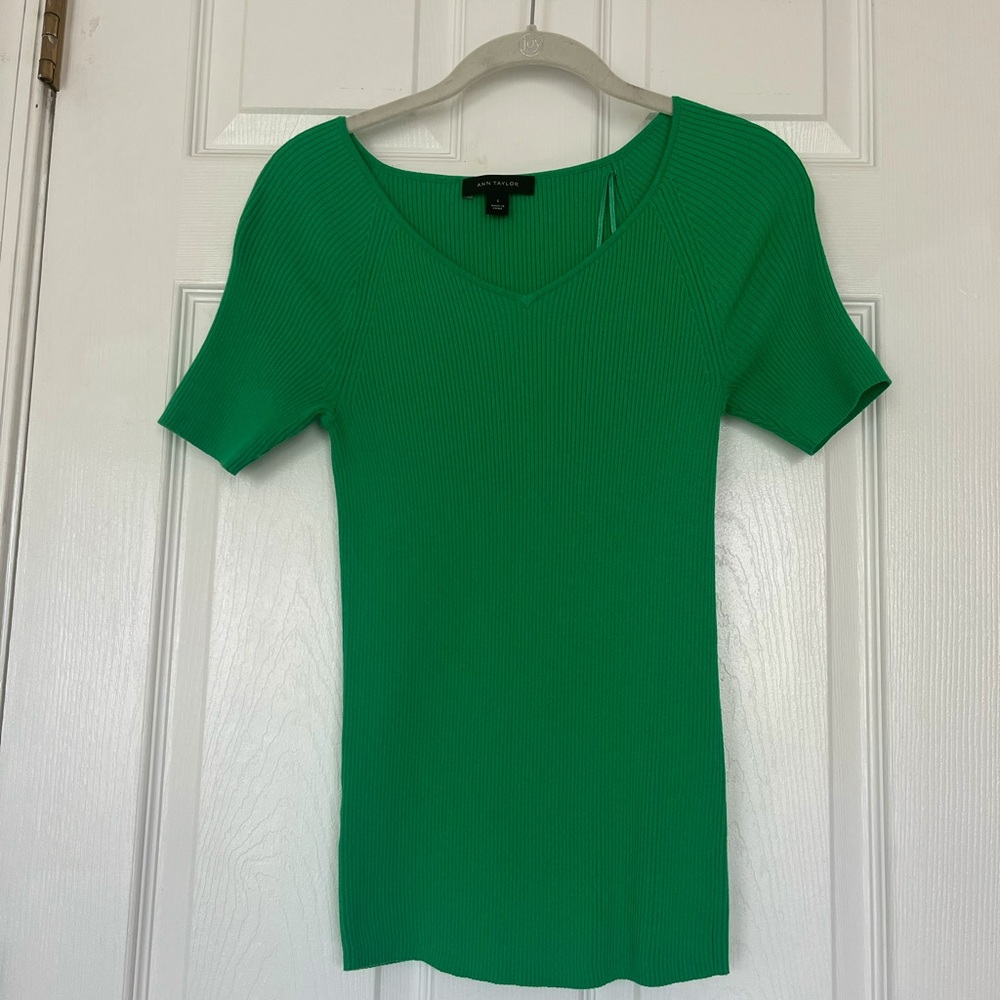 Green knit short sleeve shirt